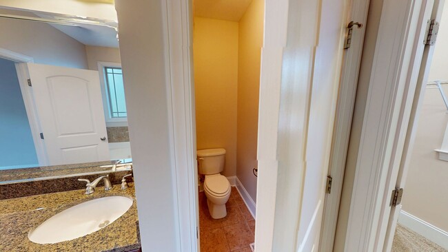 Building Photo - Large 5 Bedroom with Large Fenced in Back ...