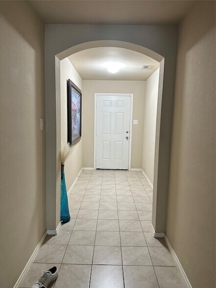 Building Photo - 915 Quartz Trl