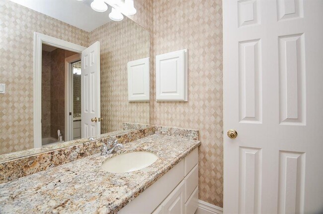 Building Photo - 5835 Stratford Gardens Dr