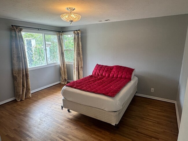 Building Photo - Spacious Home with Great Location