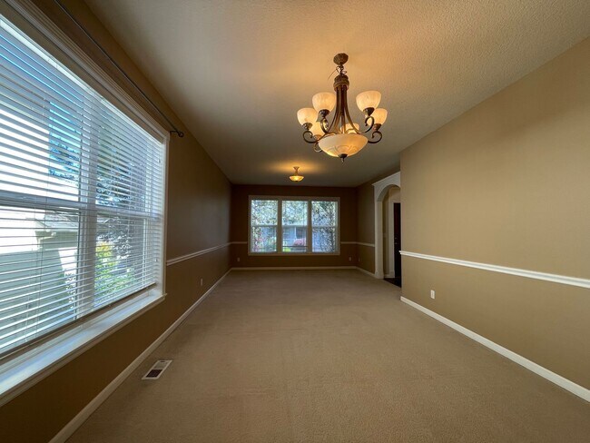 Building Photo - 5 Bed 2.5 Bath + a Den in Tigard/Bull Mountain - Solar Panels, Central A/C and More!