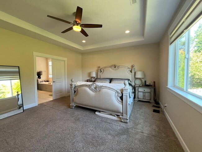 Building Photo - Expansive 4-Bedroom Home with Office, Ente...