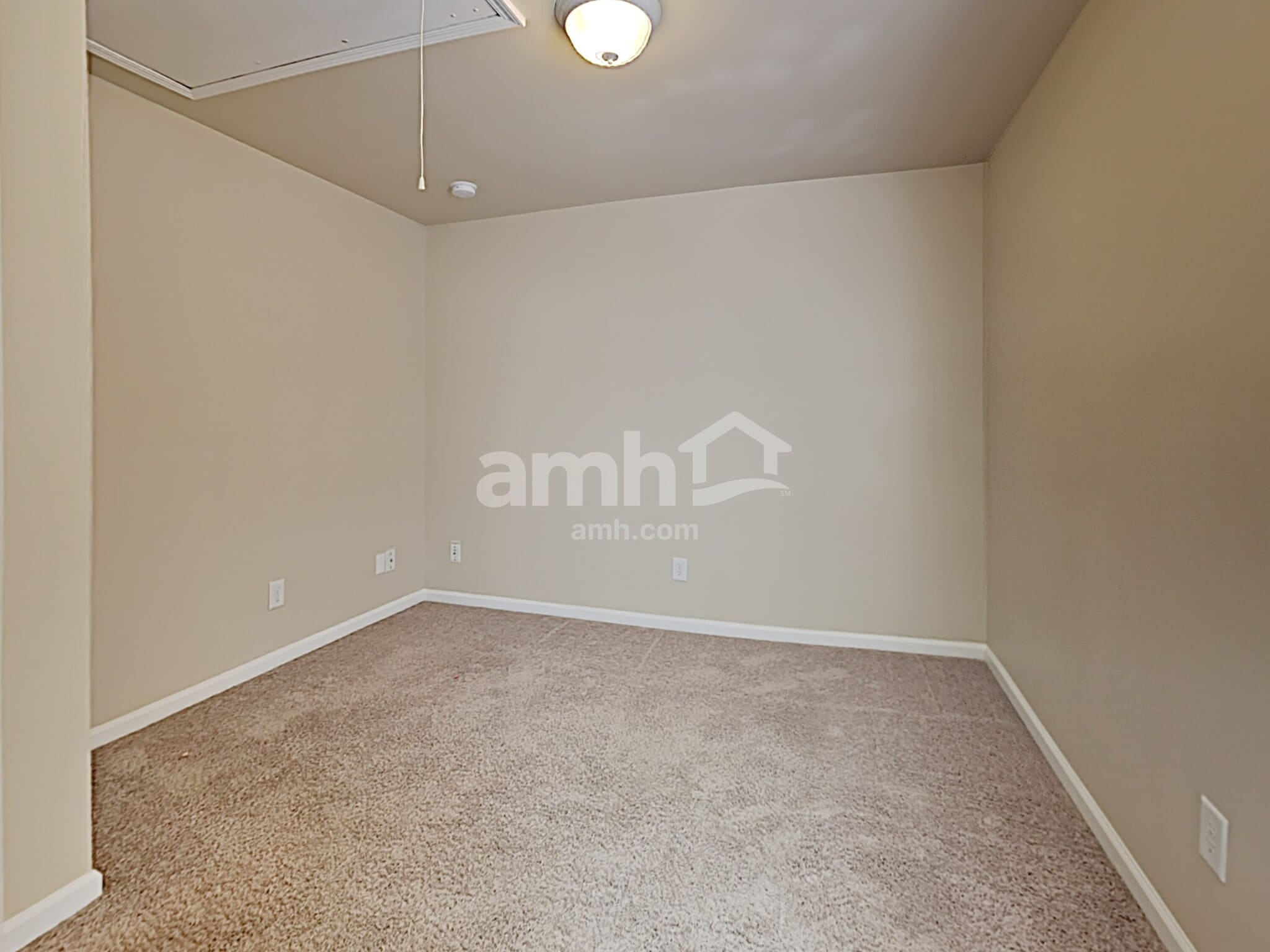 Building Photo - 1038 Vanguard Dr