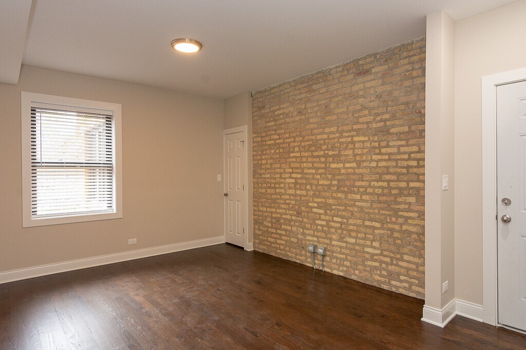 Building Photo - 2228 N Sawyer Ave