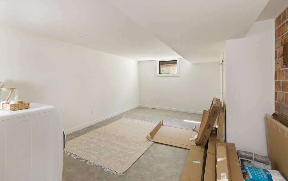 Laundry Room/Storage/Furnace Room - 3430 39th Ave W