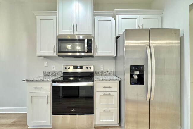 Building Photo - AVAILABLE NOW! (Pet Friendly)