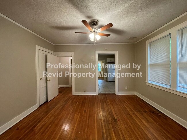 Building Photo - Great 2 Bedroom with large balcony!