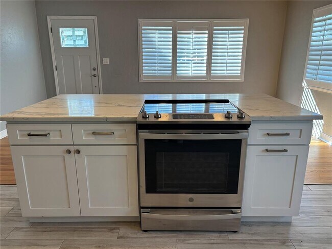 Building Photo - 2919 12th Ave N