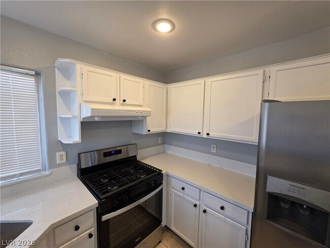 Building Photo - 5843 Berry Hill Ln