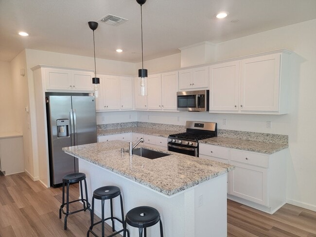 Building Photo - Beautiful 3 story home with 4 bedrooms 3.5...
