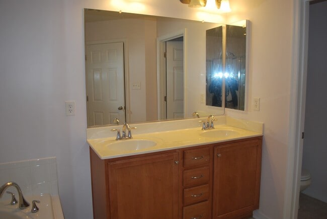 Building Photo - -- AVAILABLE SOON!  SPACIOUS 3 BED 2.5 BAT...