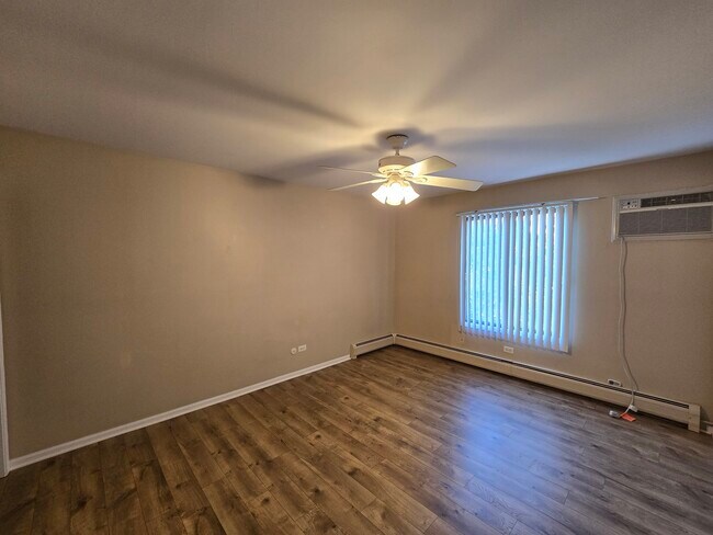 Building Photo - 229 W Ct of Shorewood