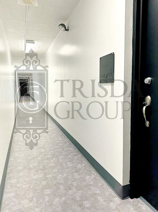 Building Photo - Move In Ready! North Hills School District-2 BR/1BA, Central AC, LVP Floors, Upgraded Kitchen, Ba...