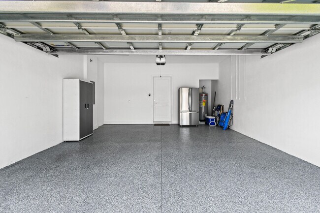 Building Photo - 4650 SE Manatee Way