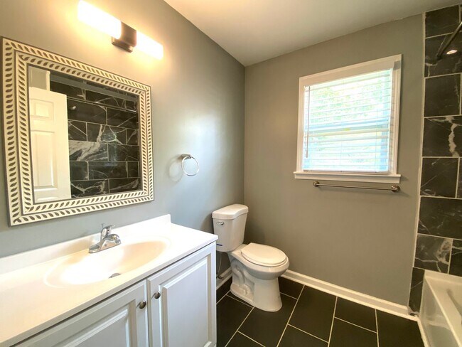 Building Photo - 1103 Rosebrook Dr