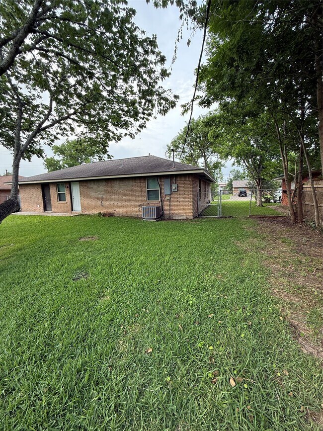 Building Photo - 104 Mimosa St