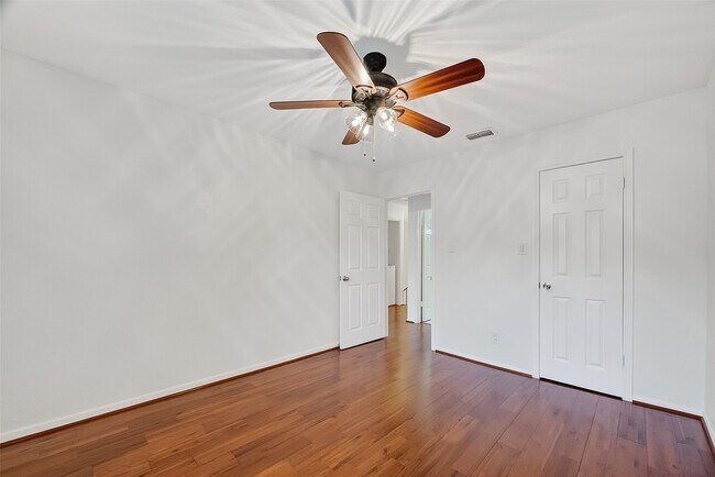 Building Photo - 7505 Memorial Woods Dr