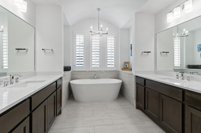 Building Photo - 902 Falcon Hollow Ln