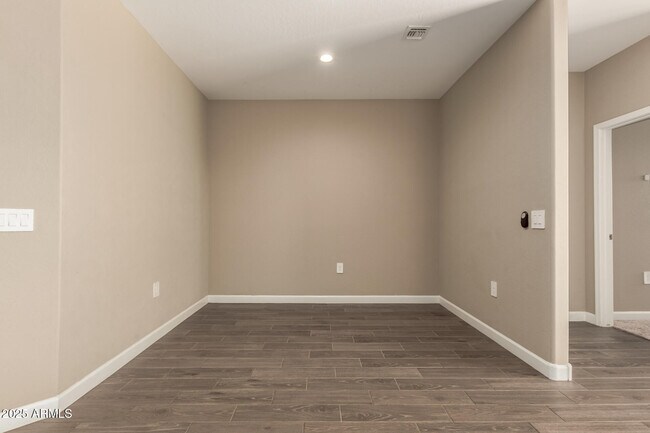 Building Photo - 1357 E Chillingham Rd