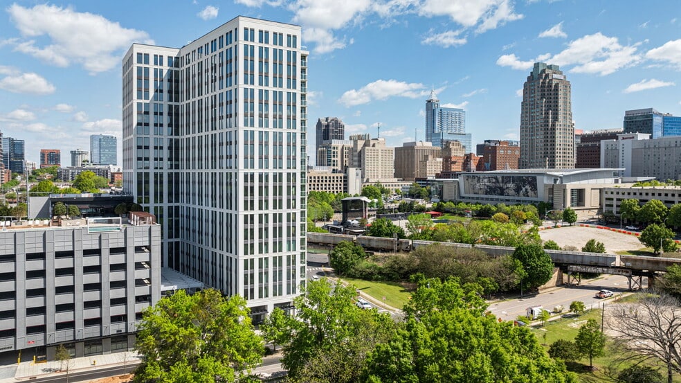 Building Photo - Maeve