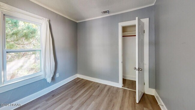 Building Photo - 831 N Oleander Ave