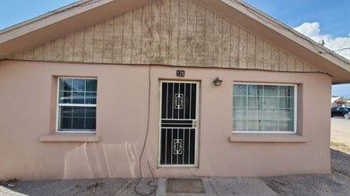 Building Photo - 2 bedroom, 1 bath Home!