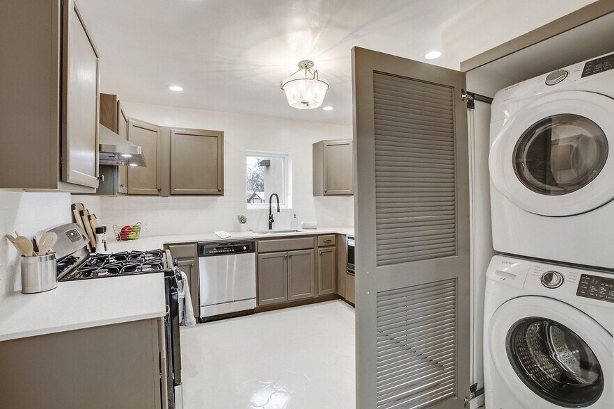 Building Photo - 512 Sandia St