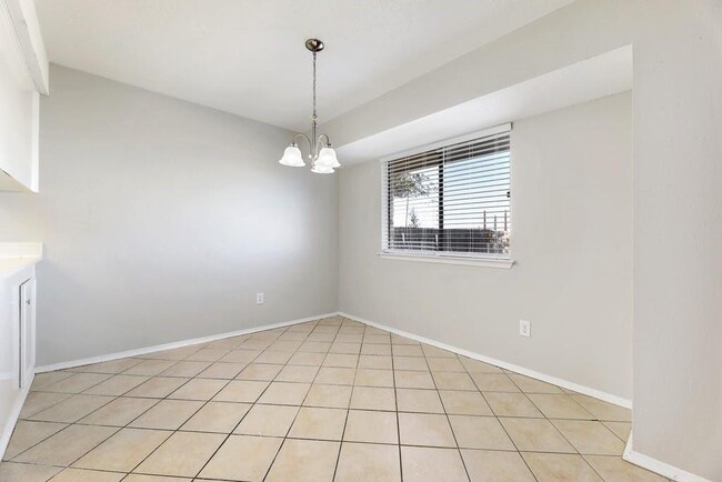 Building Photo - 1214 Doonesbury Dr
