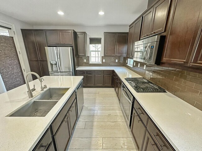 Building Photo - Beautiful 3BD Home in Hayward – Over 2,200 Sq Ft of Comfortable Living