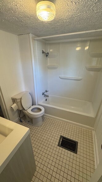 bathroom - 921 S 14th St