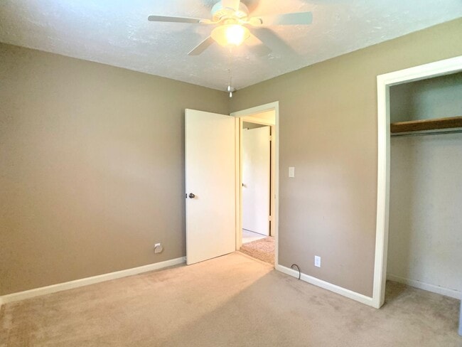 Building Photo - 339 Lake Ct Dr