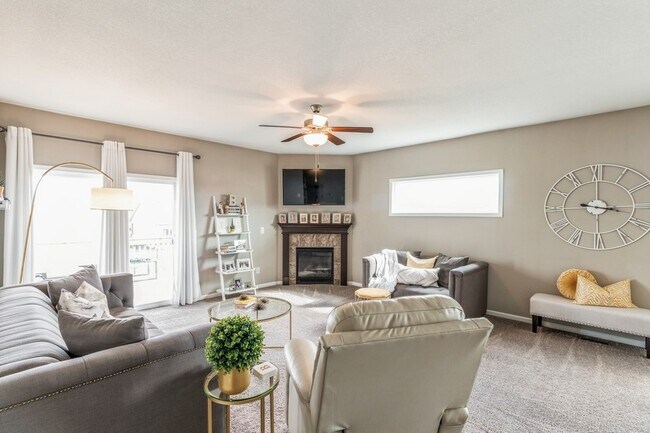 Building Photo - 1588 Foxtail Dr SE