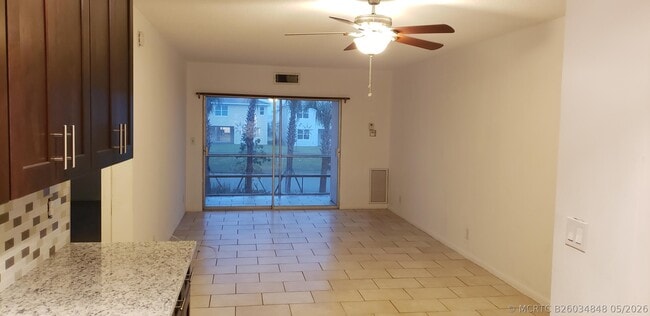 Building Photo - 1021 Crystal Lake Dr