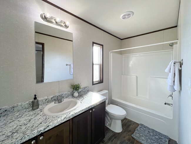 Primary Bathroom w/ full shower/tub. - 615 San Rafael