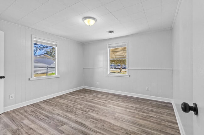 Building Photo - 404 Pine St