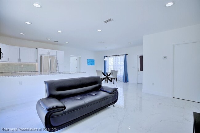 Building Photo - 827 Renault Ave