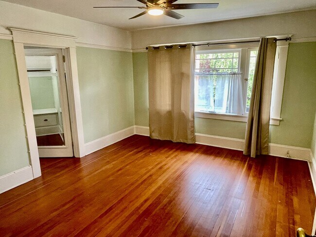 Building Photo - Coveted Laurelhurst Craftsman, Detached Garage, A/C, Hardwoods...A Rare Listing!