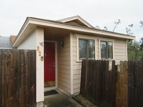 Building Photo - 820 Premier Dr