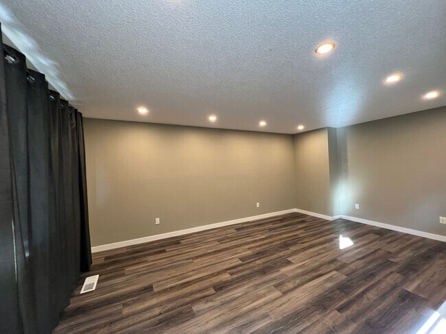 Building Photo - Cozy home next to Sage Point Elementary!