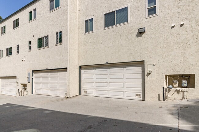 Building Photo - 11260 Overland Ave