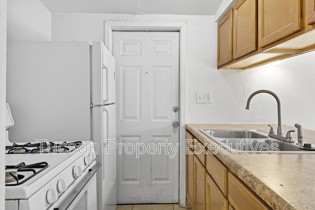 Building Photo - 1638 N Beverly Ave