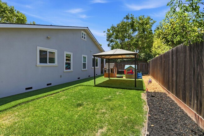 Building Photo - Wow! What a Great Home! Available Soon!