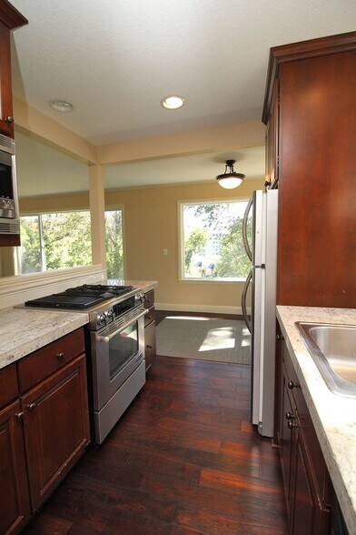 Building Photo - 3328-3328 SW 10th Ave