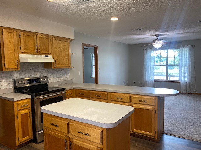 Building Photo - 5105 Lake Dr