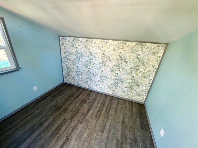 Building Photo - 3 Bedroom 1 bath single story home with solar!