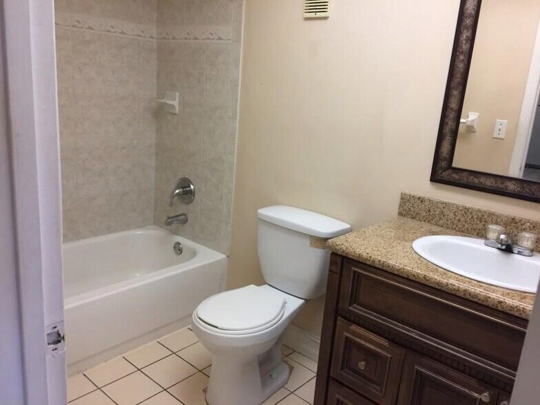 2nd bathroom w/shower & tub - 450 NW 20th St