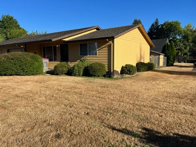 Building Photo - 2Bd/1.5Bath Single story duplex McMinnville