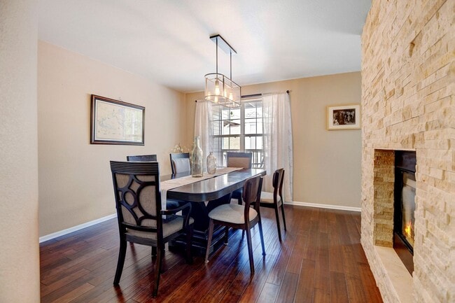 Building Photo - Beautiful luxury townhome style condominiu...
