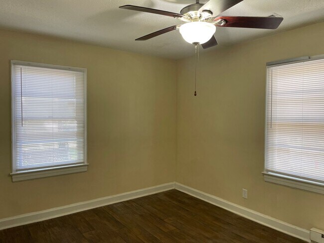 Building Photo - 2 bed, 1 bath located in High Point!