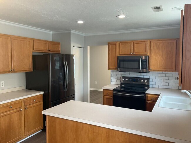 Building Photo - 347 Thistle Ln